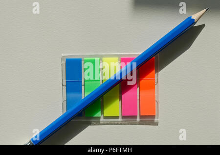 Notes multicolores dans le bureau sur la table Banque D'Images