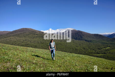 Trekking dans le nord du désert, le parc national du lac Kanas, Xinjiang, Chine Banque D'Images