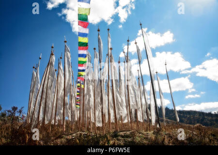 Les drapeaux de prières à Pele La (col) dans le centre de Bhoutan sont là pour assurer la santé et la sécurité pour tous ceux qui passent. Banque D'Images