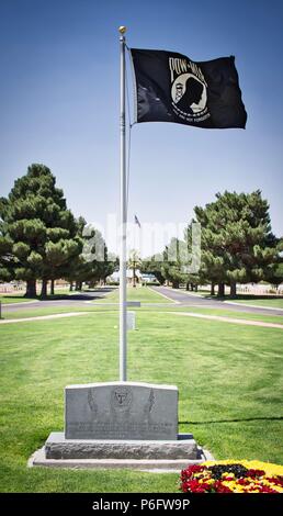 POW MIA drapeau flotte plus de cérémonie militaire Banque D'Images