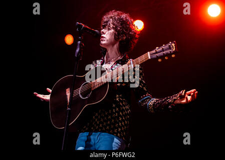 Le chanteur et compositeur Laura Pergolizzi, mieux connu sous le nom de scène de LP, en live sur la scène du Parc Stupinigi Sonic Festival à Stupinigi, près de Turin. (Photo par Alessandro Bosio/Pacific Press) Banque D'Images