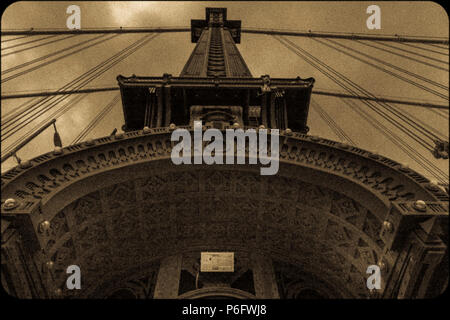 2 juin 2018 - NEW YORK, NEW YORK, USA - Looking up at Manhattan Bridge - traitement sépia Banque D'Images