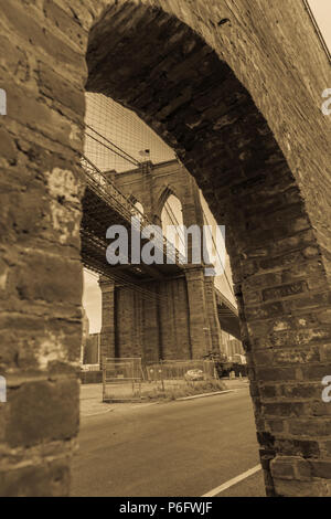 2 juin 2018 - NEW YORK, NEW YORK, USA - Looking up at Manhattan Bridge - traitement sépia Banque D'Images