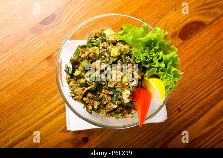 Épinards frits avec des herbes Banque D'Images