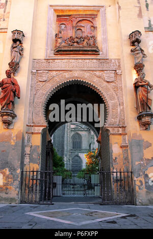 La porte nord de la Cathédrale, connue comme la Puerta del Perdón, ou Pardoners' Gate, Séville, Andalousie, Espagne Banque D'Images