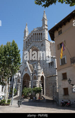 Soller église de Sant Bartomeu, façade renouvelé, Plaza de la Constitucion Vieille Ville de Soller, côte ouest, Mallorca, Espagne Banque D'Images