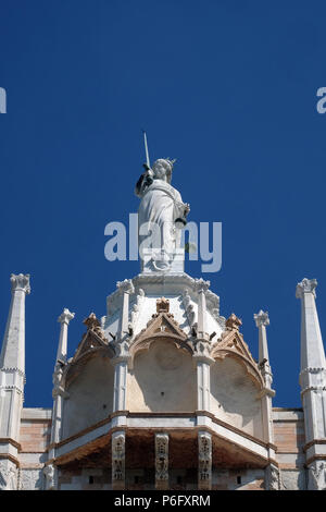 Déesse de la Justice, de la statue en haut de Palais des Doges à Venise, tenant balance et l'épée, érigé en 1579, Venise, Italie Banque D'Images