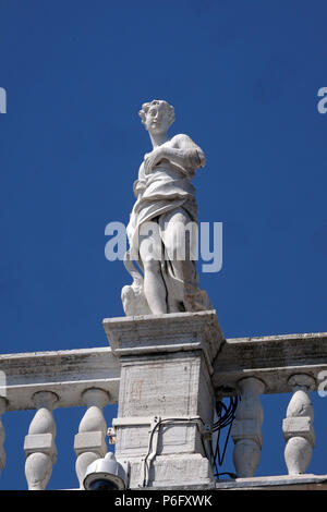 Statue en haut de Bibliothèque nationale de la Bibliothèque Marciana, Venise, Italie, site du patrimoine mondial de l'UNESCO