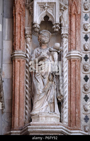 Statue sur la Porta della Carta, détail de la palais des Doges, la Place Saint Marc, Venise, Italie, site du patrimoine mondial de l'UNESCO Banque D'Images