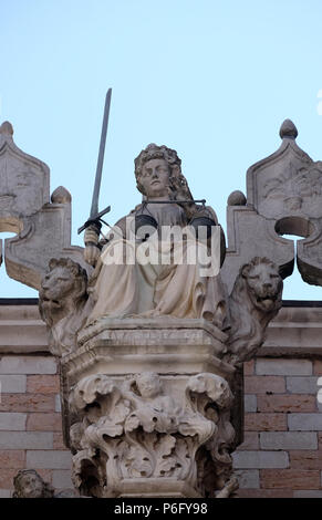 Déesse de la Justice, de la statue en haut de Palais des Doges à Venise, tenant balance et l'épée, érigé en 1579, Venise, Italie Banque D'Images