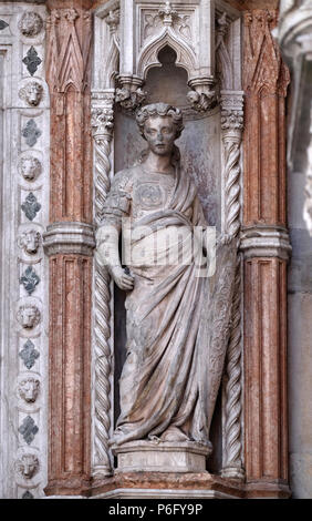 Statue sur la Porta della Carta, détail de la palais des Doges, la Place Saint Marc, Venise, Italie, site du patrimoine mondial de l'UNESCO Banque D'Images