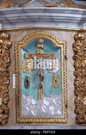 Porte de tabernacle sur l'autel principal dans l'église de l'Assomption de la Vierge Marie dans Pokupsko, Croatie Banque D'Images