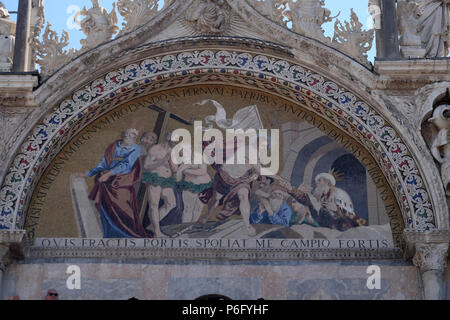 Descente dans les limbes, mosaïque de la façade de la basilique San Marco, la Place Saint Marc, Venise, Italie Banque D'Images