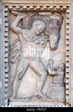 Relief représentant Hercule et le sanglier, Erymanthian détails façade de la Basilique Saint Marc, la Place Saint Marc, Venise, Italie Banque D'Images