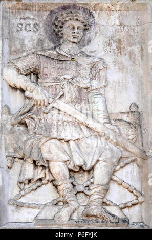 Relief représentant Saint George, détail de la façade de la Basilique Saint Marc, la Place Saint Marc, Venise, Italie Banque D'Images