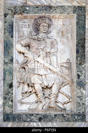 Relief représentant Saint George, détail de la façade de la Basilique Saint Marc, la Place Saint Marc, Venise, Italie Banque D'Images