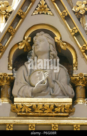 Saint Jean l'Évangéliste, statue sur l'autel principal dans la cathédrale de Zagreb dédiée à l'assomption de Marie Banque D'Images