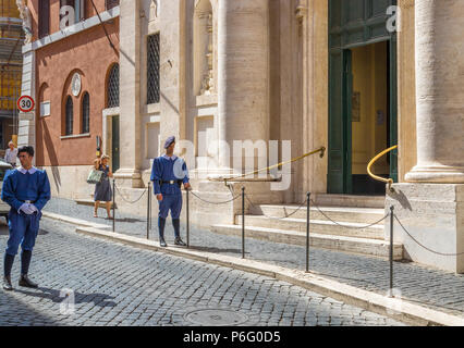 Rome, Italie - 28 juin 2017 : Les protecteurs à l'entrée de la cité du Vatican, Cité du Vatican, Rome, Italie Banque D'Images