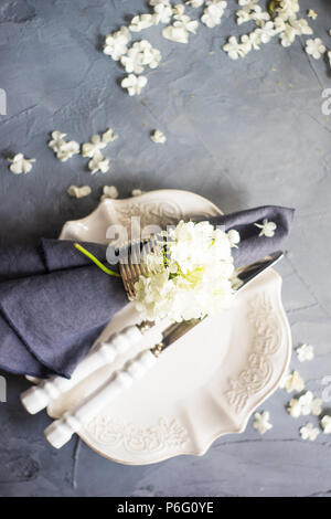 Table d'été avec white Viburnum opulus 'Roseum' fleurs sur fond rustique Banque D'Images