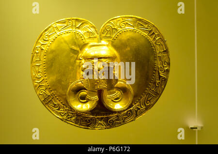 Période Yotoco pre-Columbian Gold objet dans la pièce au Musée de l'or précolombien, Bogota Colombie Banque D'Images