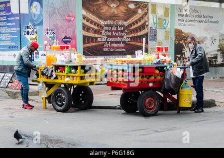 Les jus de fruits vendeur de rue à Bogota, Colombie Banque D'Images