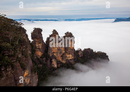 Un épais brouillard élevé entourant l'emblématique trois sœurs à katoomba New South Wales Australie le 16 juin 2017 Banque D'Images