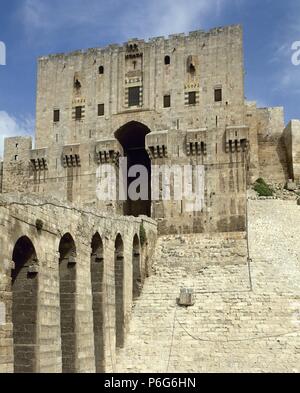 La Syrie. Alep. La Citadelle. Fort Médiéval dans le centre de la vieille ville. La majorité de la construction aujourd'hui en l'état est considéré comme provenant de la période ayyoubide. 13e-15e siècles. Banque D'Images