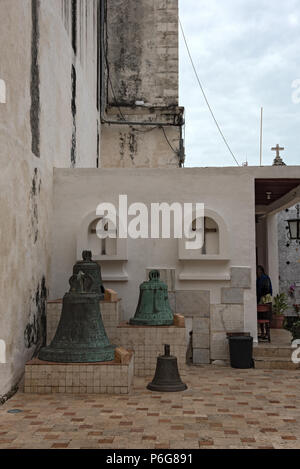 Cloches dans le jardin de la cathédrale San Francisco de Campeche, Mexique au musée Banque D'Images