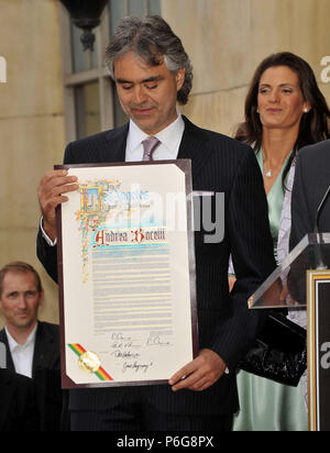 Andrea Bocelli   fiancée, Veronica Berti  23 - Andrea Bocelli honoré avec une étoile sur le Hollywood Walk of Fame à Los Angeles.Andrea Bocelli   fiancée, Veronica Berti  23 Événement dans la vie d'Hollywood, Californie - Red Carpet Event, USA, Cinéma, Célébrités, photographie, Bestof, Arts, Culture et divertissement, Célébrités, Mode Topix Meilleur de Hollywood, la vie, événement dans la vie d'Hollywood, Californie - cinéma, télévision, célébrités, célébrités de la musique, Topix Bestof, Arts, Culture et loisirs, photographie, tsuni@Gamma-USA.com , Tsuni enquête de crédit / USA, honoré par une étoile sur le Banque D'Images