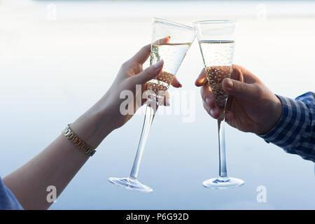 Pique-nique avec deux verres de champagne et fraises Banque D'Images