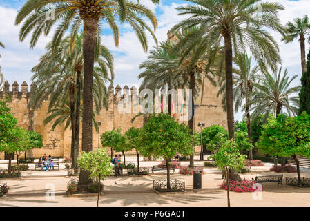 Alcazar de Cordoue, vue de la Calle Caballerizas Reales à travers le palm tree lined Plaza en face de l'Alcazar de los Reyes Cristianos, Cordoba. Banque D'Images