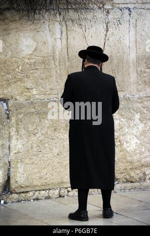 Le Judaïsme Haredi. Le judaïsme orthodoxe. Un Juif priant au Mur occidental. Jérusalem. Israël. Banque D'Images