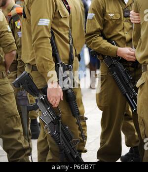 Israël. Jérusalem. Le service militaire. Des soldats de l'occupation militaire se rendant sur le mur occidental. Banque D'Images
