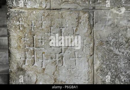 Crusader graffitis sur les murs de l'escalier menant à la Chapelle de Sainte Hélène, dans l'église du Saint-Sépulcre, dans la vieille ville de Jérusalem. Israël. Banque D'Images