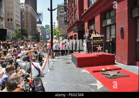 Bryan Cranston, star et Jane Kaczmarek lors de la cérémonie en l'honneur : Bryan Cranston avec une étoile sur le Hollywood Walk of Fame à Los Angeles.Bryan Cranston et Jane Kaczmarek événement dans la vie d'Hollywood, Californie - Red Carpet Event, USA, Cinéma, Célébrités, photographie, Bestof, Arts, Culture et divertissement, Célébrités, Mode Topix Meilleur de Hollywood, la vie, événement dans la vie d'Hollywood, Californie - cinéma, télévision, célébrités, célébrités de la musique, Topix Bestof, Arts, Culture et loisirs, photographie, tsuni@Gamma-USA.com , Tsuni enquête de crédit / USA, Honoré avec une étoile Banque D'Images