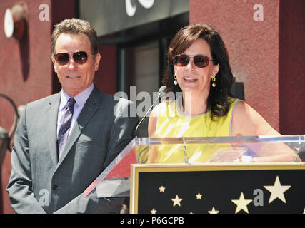 Bryan Cranston, star et Jane Kaczmarek lors de la cérémonie en l'honneur : Bryan Cranston avec une étoile sur le Hollywood Walk of Fame à Los Angeles.Bryan Cranston, star 102 et Jane Kaczmarek ( Événement dans la vie d'Hollywood, Californie - Red Carpet Event, USA, Cinéma, Célébrités, photographie, Bestof, Arts, Culture et divertissement, Célébrités, Mode Topix Meilleur de Hollywood, la vie, événement dans la vie d'Hollywood, Californie - cinéma, télévision, célébrités, célébrités de la musique, Topix Bestof, Arts, Culture et loisirs, photographie, tsuni@Gamma-USA.com , Tsuni enquête de crédit / USA, Honoré wit Banque D'Images