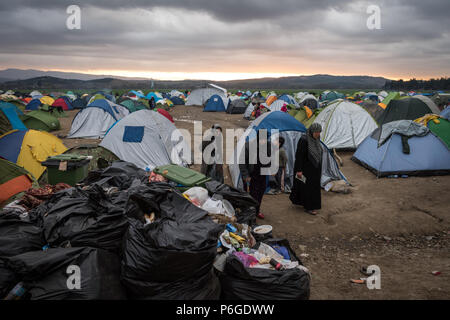 Un aperçu général montre une partie d'un camp de fortune pour les migrants et les réfugiés de l'Greek-Macedonian frontière près du village grec de Idomeni. Banque D'Images