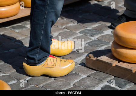 Sabots néerlandais traditionnel et fromages empilés sur le marché du fromage de Gouda, Pays-Bas Banque D'Images