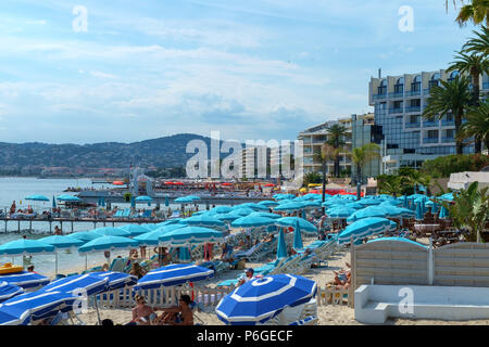 Juan les Pins, Antibes, France : plage et front de mer. Banque D'Images