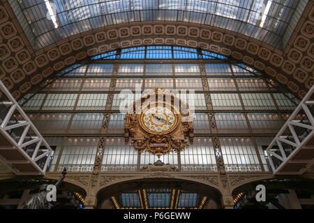 L'horloge de Musée d'Orsay Banque D'Images