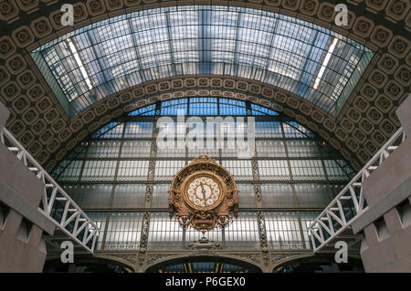 L'horloge de Musée d'Orsay Banque D'Images