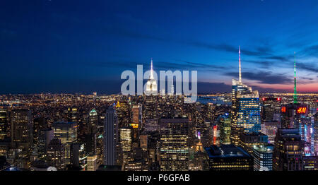 Vue de la ville de New York du haut du Rockefeller Center le soir. Le soleil est près de l'établissement et le ciel a une teinte spectaculaire. Banque D'Images