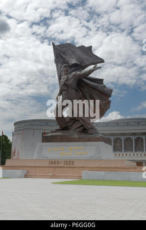 Statues héroïques ornent les motifs de la guerre de libération de la patrie Museum à Pyongyang, en Corée du Nord Banque D'Images