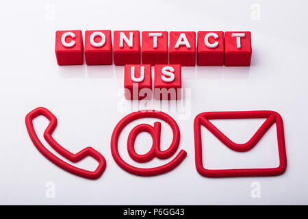 Cubes rouges avec Contactez-nous le texte et les icônes montrant diverses options de communication Banque D'Images