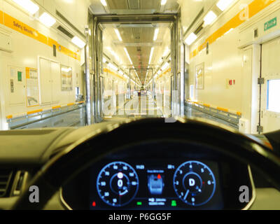 La conduite d'un Range Rover dans l'Eurotunnel Le Shuttle Train. Photographie prise à partir du point de vue des pilotes Banque D'Images