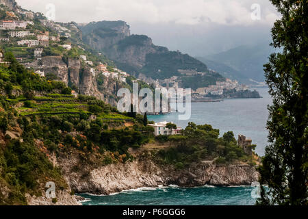 Vue magnifique sur la célèbre côte amalfitaine, Campanie, Italie Banque D'Images