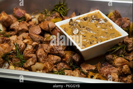 Grand bol de tranches fraîchement torréfié ou premier viande bovine pour la restauration à un événement d'entreprise banquet de gala Banque D'Images