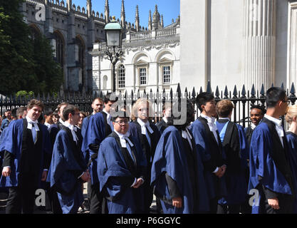 Cambridge UK, le 27 juin 2018 : Les étudiants de l'Université de Cambridge de Trinity College en bleu robes attendent devant la Chambre du Sénat pour l'obtention du diplôme avec le roi Banque D'Images