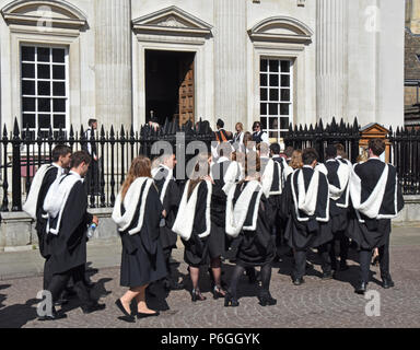 Cambridge UK 27 Juin 2018 : Kings College élèves fichier dans la chambre du Sénat pour leur cérémonie de degré d'Admission générale Banque D'Images