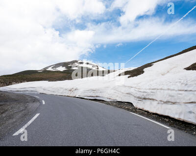 La neige sur les rives de la route vers le col de la bonette dans les alpes françaises Banque D'Images